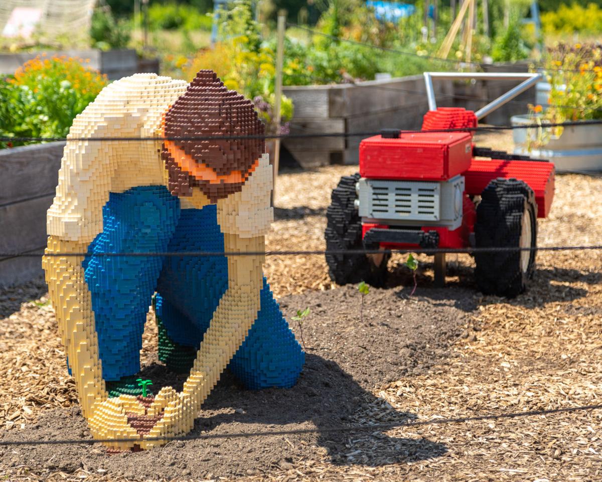 LEGO model - Gardener (kneeling)