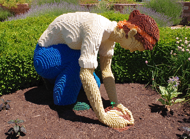 Greatest LEGO artist - Gardener (kneeling)
