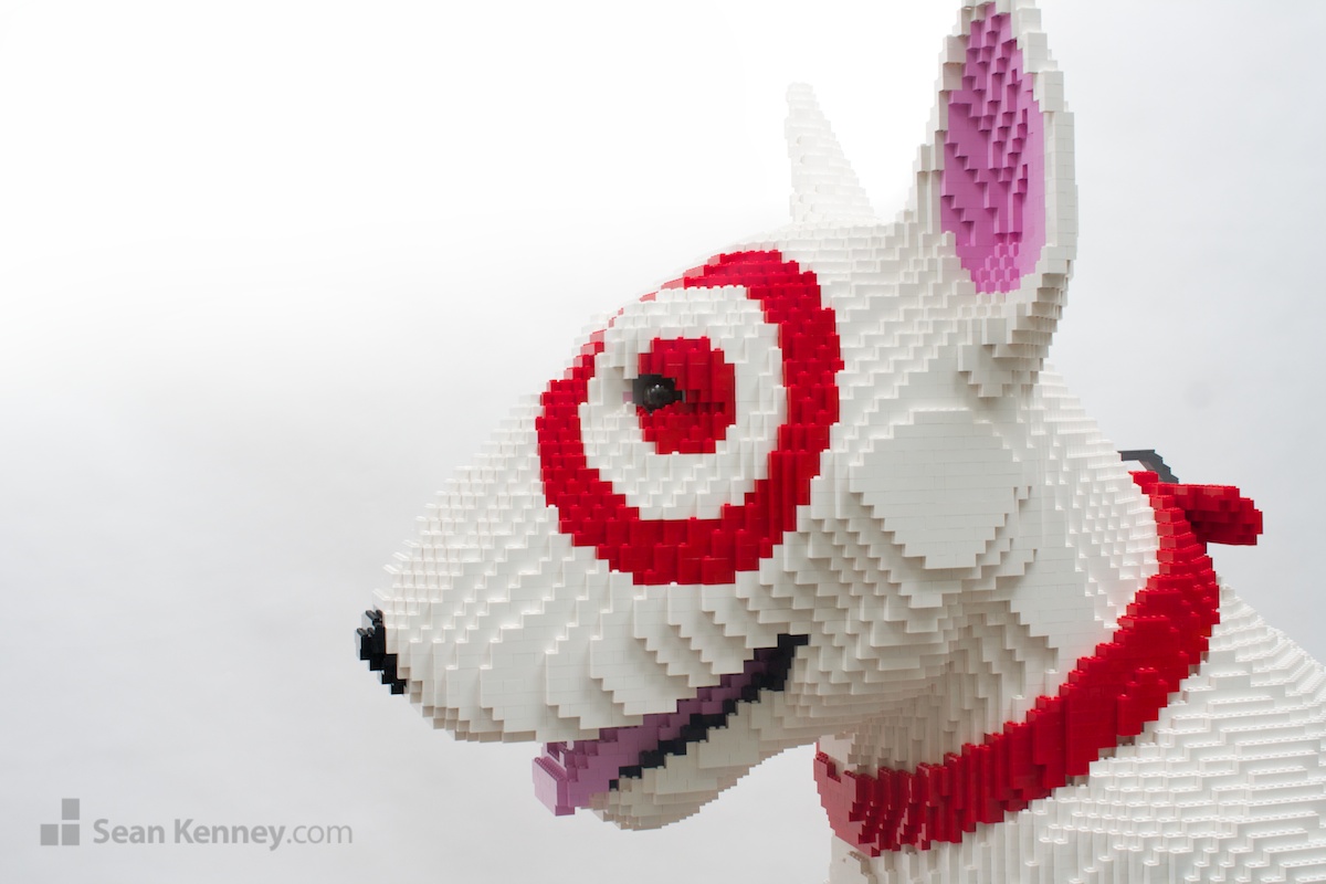 Sean Kenney's art with LEGO bricks : Bullseye the Target dog