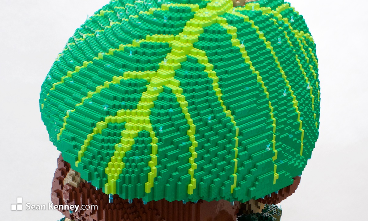 Sean Kenney's art with LEGO bricks - Orangutan in the rain