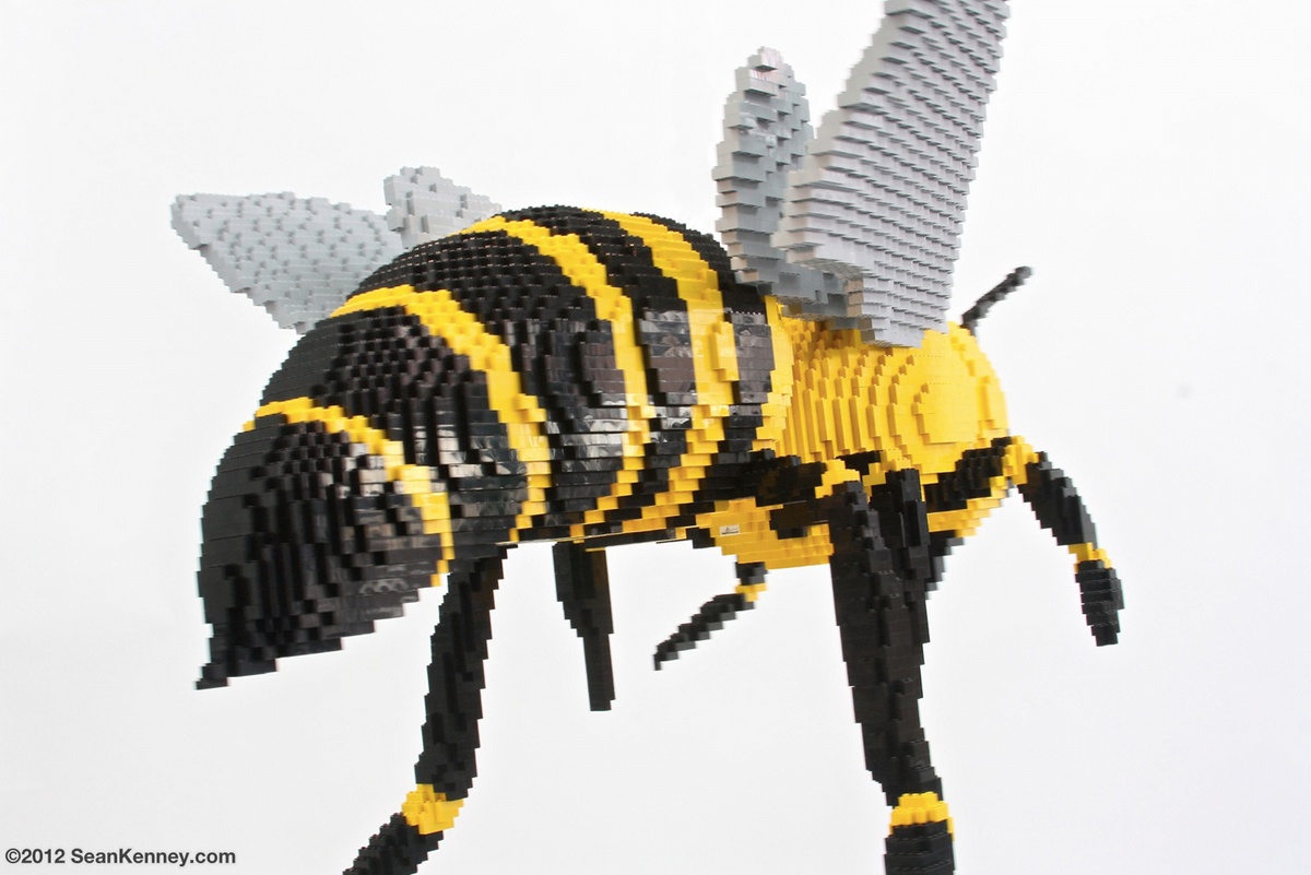 Sean Kenney's art with LEGO bricks - Bee