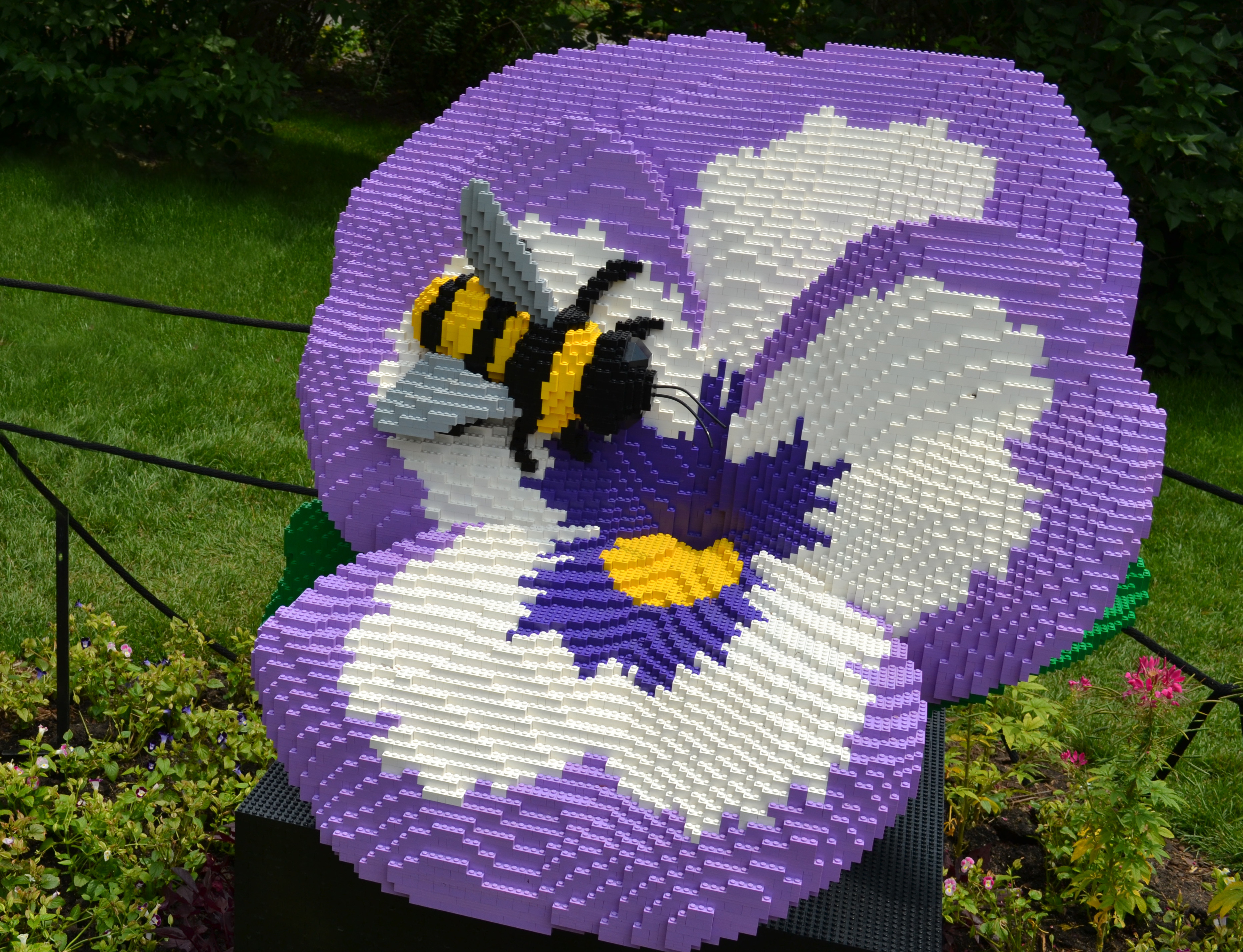 Sean Kenney's art with LEGO bricks - Pansy and bee