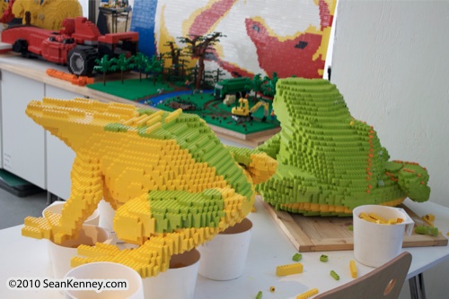 LEGO sculpture Sean Kenney harlequin tree frog philadephila philly zoo creatures of habitat