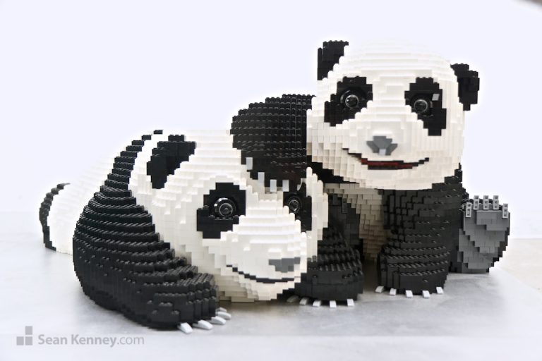 Sean Kenney's art with LEGO bricks : Baby pandas playing